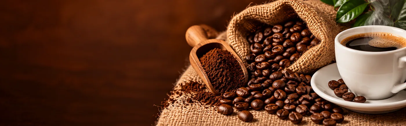 Kaffeetasse, Bohnen im Jutesack und gemahlener Kaffee